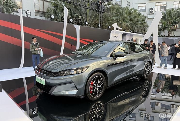 比亚迪汉L震撼登场：0-100km h加速2.7秒，