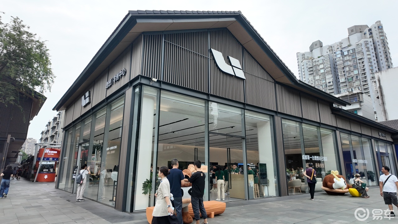 理想i8亮相首周战乐道L90：线上争到线下，用户群体分明