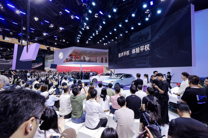 上汽乘用车新车闪耀成都车展,半固态电池与超级混动双线启航